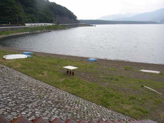 目の前は西湖。わんこと湖畔をお散歩したり、水遊びするのもいいですね。