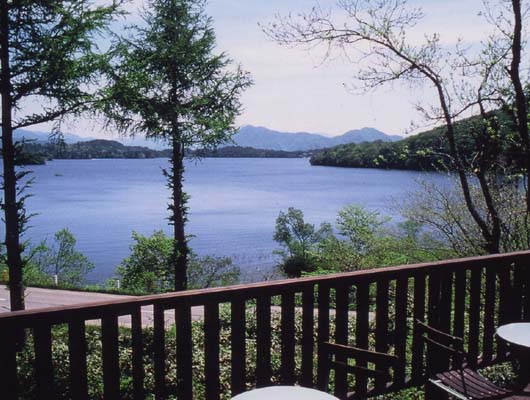 湖の景色がすばらしいウッドデッキ。宿一番の特等席です。