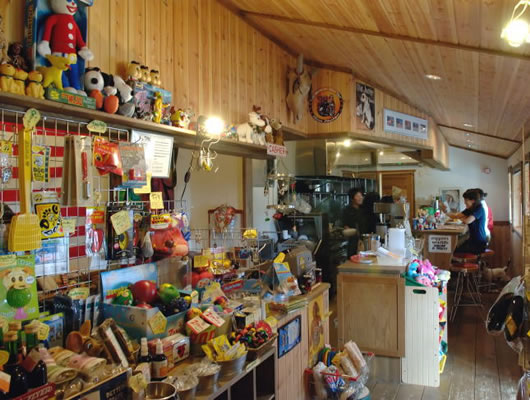 カラフルなわんこグッズが並ぶ店内の奥にはカフェコーナーがあります。