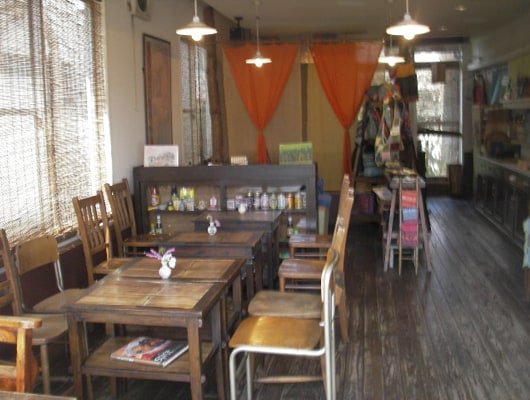 アジアンな雰囲気の店内。