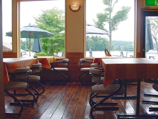店内からも湖が一望できます。（ただし、わんこは入れません）