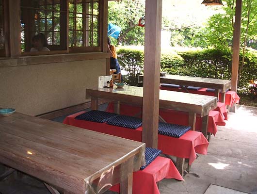 わんこOKのテラス席。お天気のいい日はとても気持ちがいい。