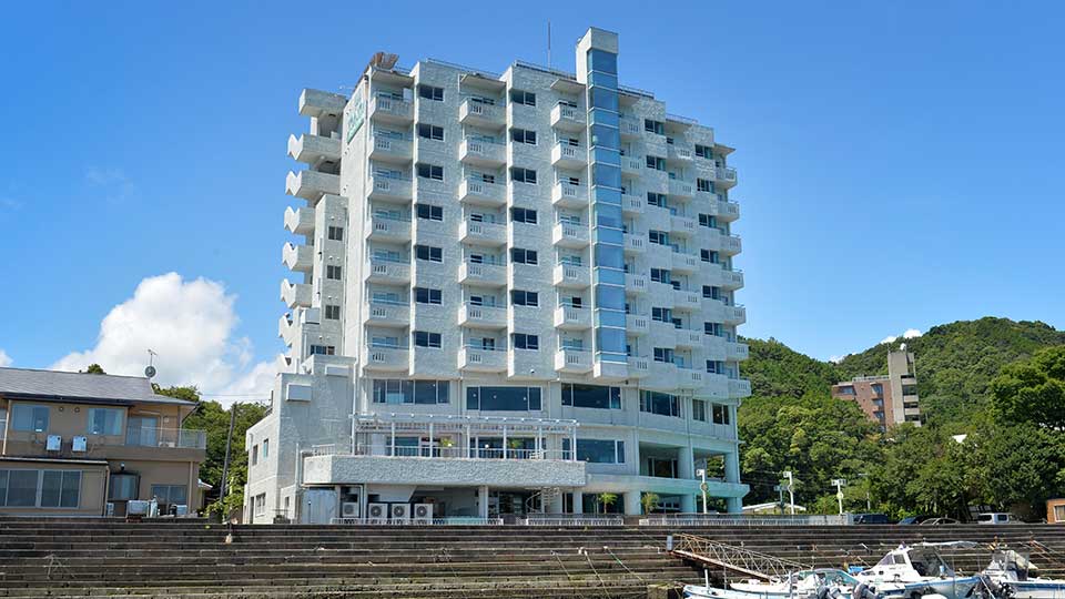 一緒に泊まれるマリンリゾートです。海側のお部屋では鳥羽湾を一望していただけます。（全室わんこOK）