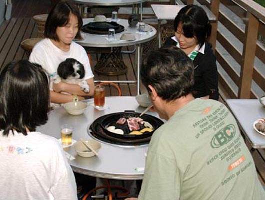 わんこを囲んで賑やかバーベキューは楽しいですね。