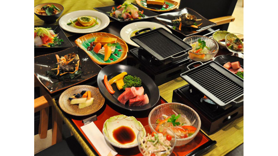 ディナーは、旬の素材を使った創作料理を楽しめます。