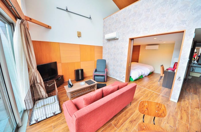 大きな窓と高い天井でお部屋は明るく居心地最高です！