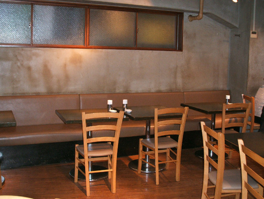 コンクリート打ちっぱなしの店内。つい、長居してしまいそう。