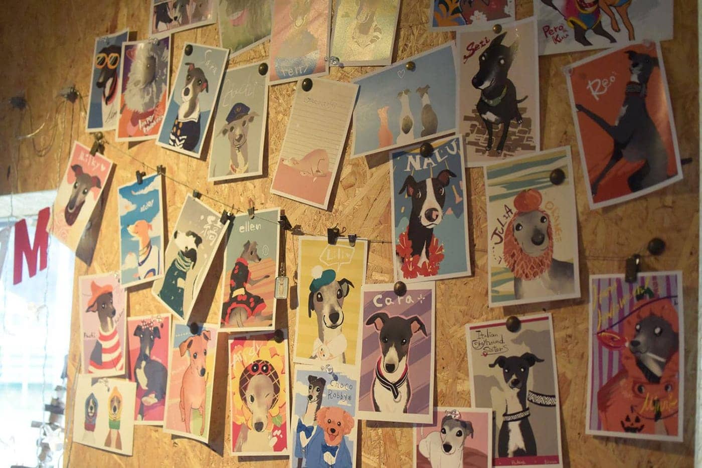 「しっぽ舗」店内には、たくさんの似顔絵イラストが展示されています