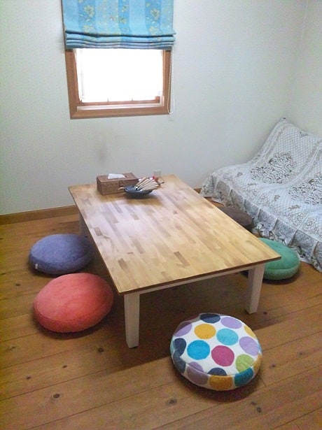 こちらは、店内にあるわんこ同伴OKのお席。大きなテーブルを囲んで、おしゃべりが弾みます！