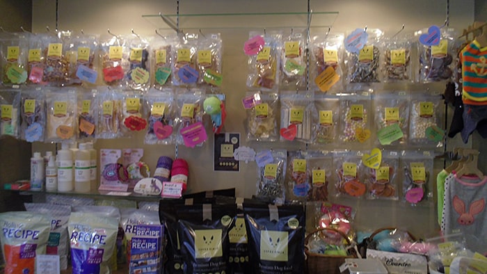 お店の壁にはおよそ50種類のおやつ類がズラリ！