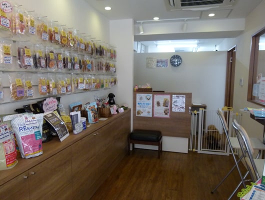 ブラウンとホワイトを基調としたおしゃれな店内にはおやつやフード類がずらり！