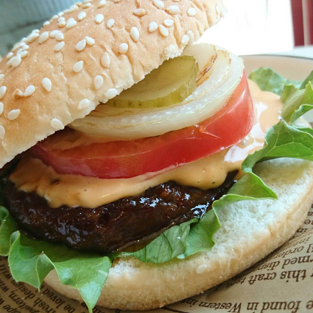 SBクラシックバーガー 120gの牛肉100％のパテを使用。