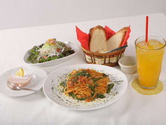 平日のパスタランチ。プラス315円でドリンク飲み放題が付きます。