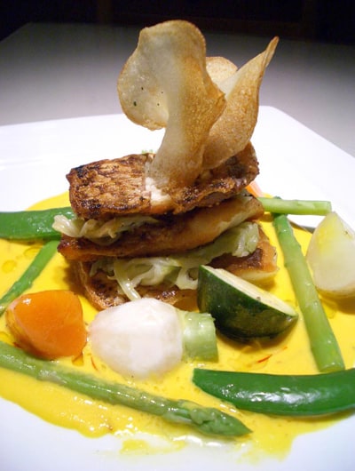 体に優しい有機野菜が添えられたお魚料理。きれいな盛り付けで、食べるのがもったいないくらい！