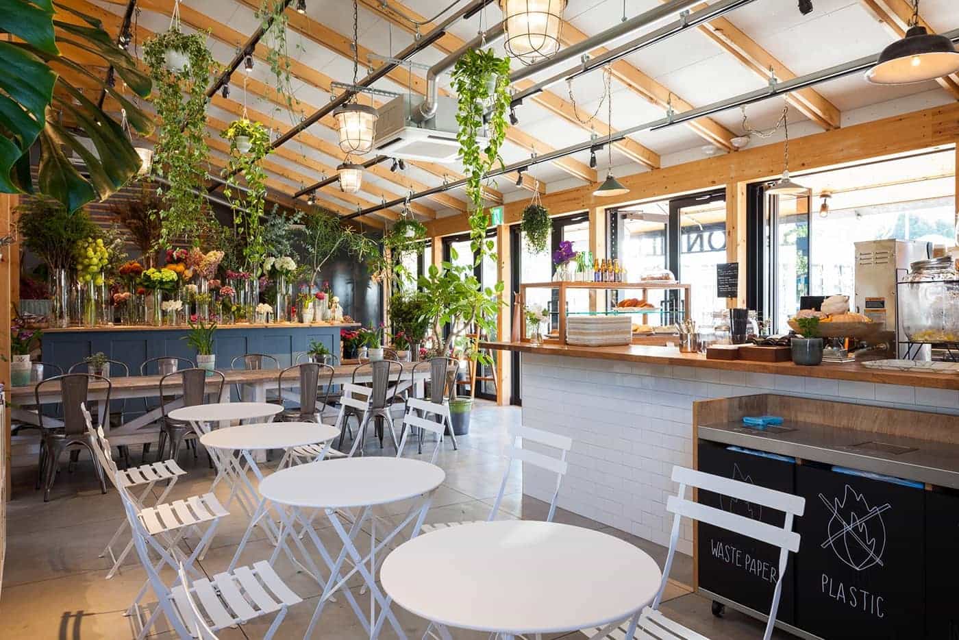 アメリカの西海岸をイメージした明るい店内。「Spoons Cafe」を併設