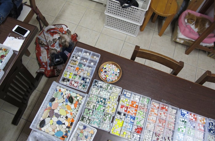 豊富なモザイクタイルの中からお好きなものを選んでつくってくださいね！