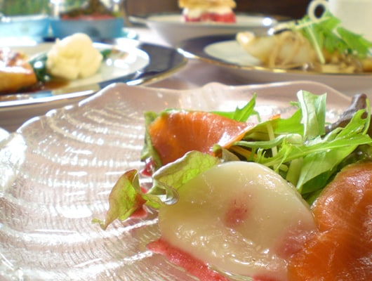 食事は地元の食材を活かした料理が並びます。