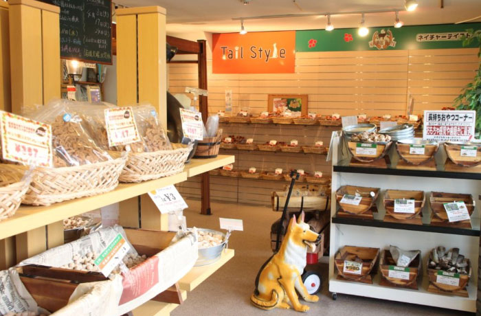 手作りおやつが並ぶ店内。ゆっくりショッピングを楽しみましょう！