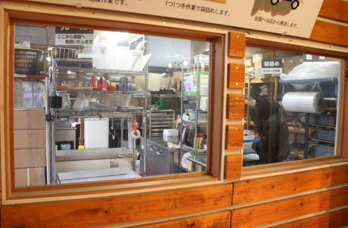 店内からおやつの製造風景を見ることができます。
