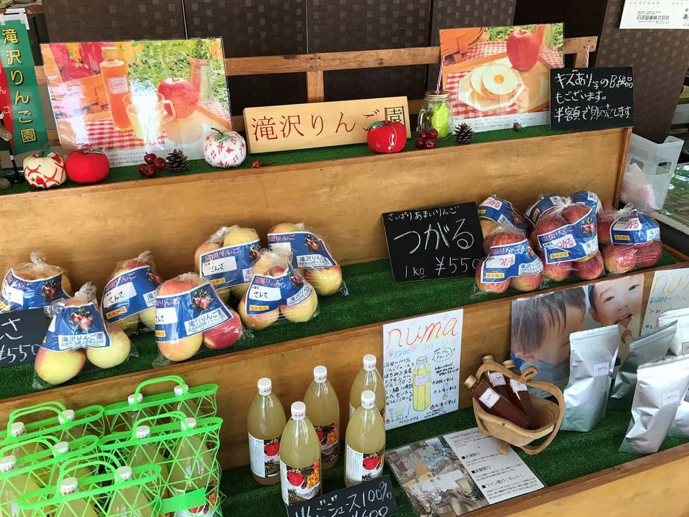併設の売店ではお土産用のりんごや、りんごジュースが購入できますよ。