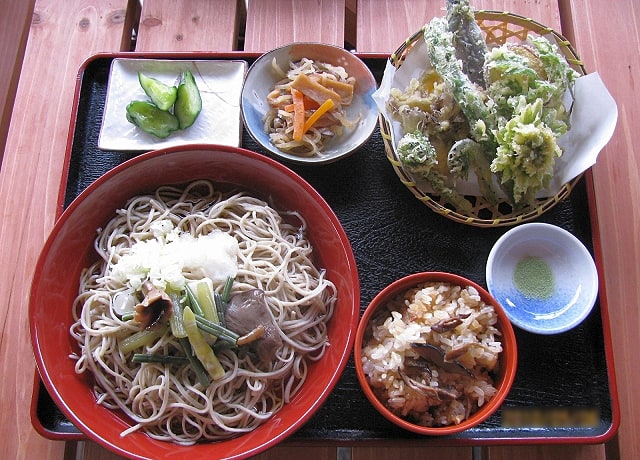 お蕎麦と天ぷら、きのこおこわのセットメニューが人気！