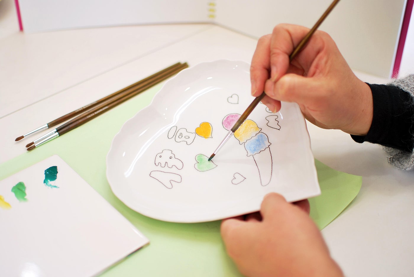 下描きができたら、いよいよ絵の具で色を付けていきます