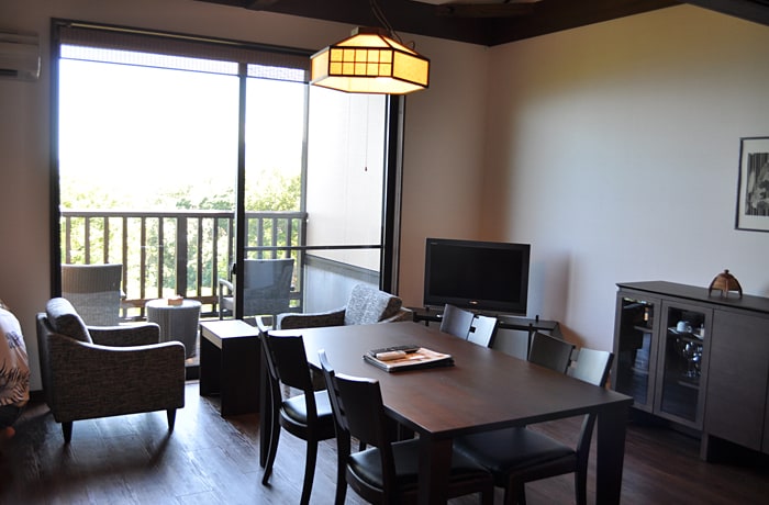 母屋に一番近い2部屋、“薫風”と“涼風”は、ダイニングテーブルが備わっています。（食事はお部屋出しです。）