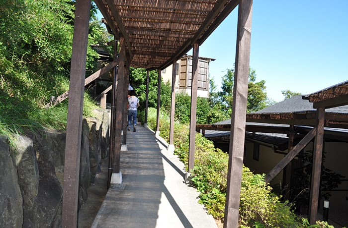 客室“風遊”と“茉莉風”へは、長い登り坂と階段を通ります。（足腰に自信のない方は、他のお部屋をオススメします。）