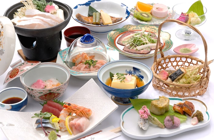 夕食の内容は、季節毎に変わります。こちらは、春のイメージです。