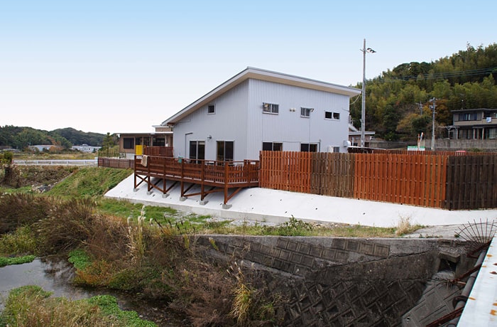 小川の横に建つ、こちらの建物が「TARO＆HANA」です。