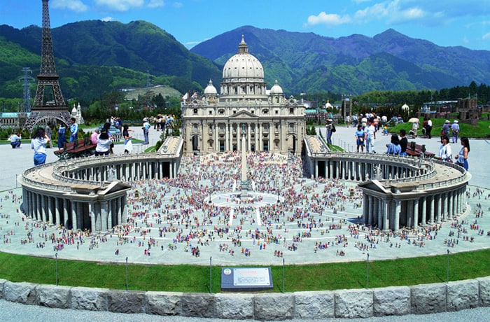 バチカンのサンピエトロ大聖堂はヨーロッパゾーン人気NO.1の展示物。座って人形目線で建物を見ると、よりリアルに感じられますよ。