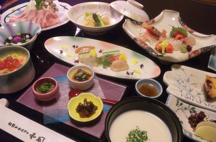 地元の食材にこだわった夕食。季節ごとに献立は変わります。
