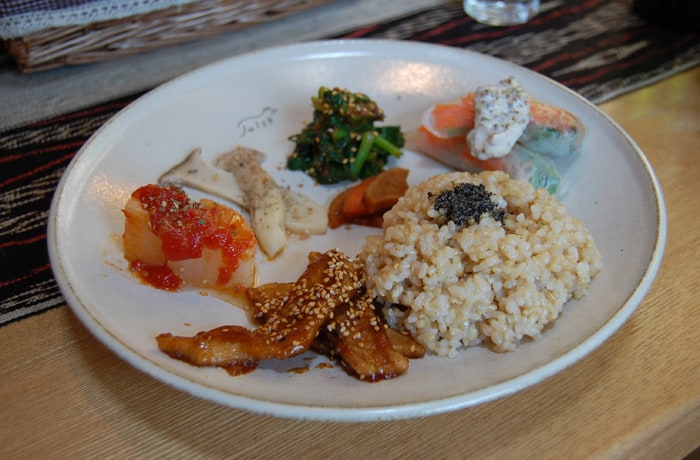 日替わり玄米プレートランチ。ヘルシーな逸品です！