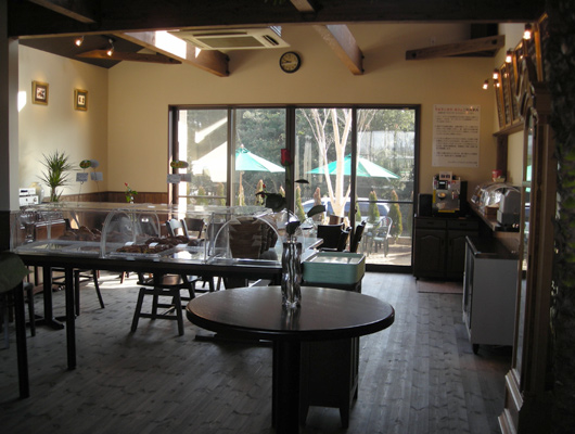 落ち着いた雰囲気のカフェが併設されています。