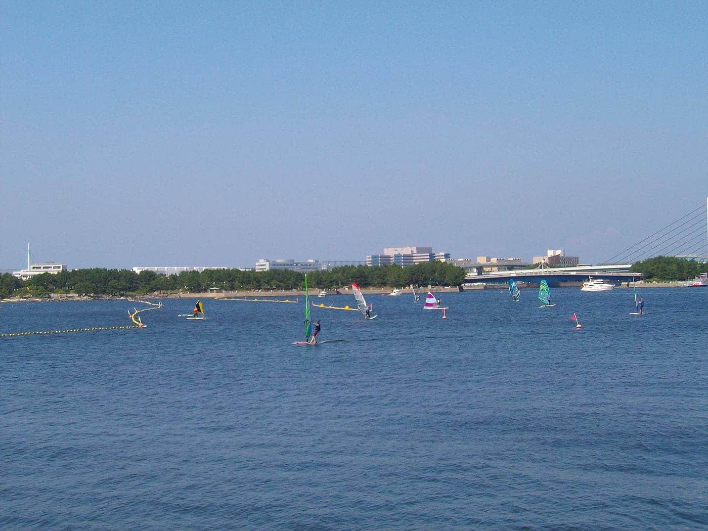 波が静かで遠浅の海浜はボードセーリングを楽しむのに向いています。