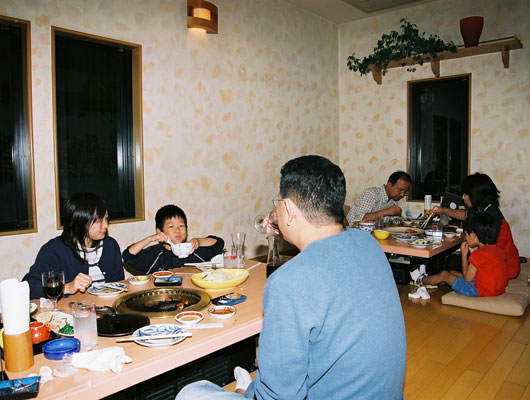 清潔感あふれる店内。イス席とお座敷があります。（わんこは入れません）