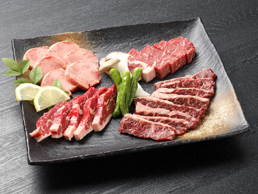 4種類の上焼肉が盛られた「うしすけセット」。おいしそう！