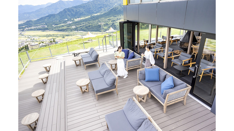 エリア最大級の「展望テラス」から穏やかな田園風景や山並みなどを一望