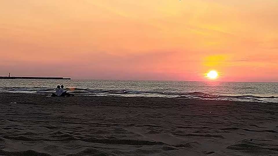 宿から歩いて5分ほどで海岸に。夕日がとってもきれいです。