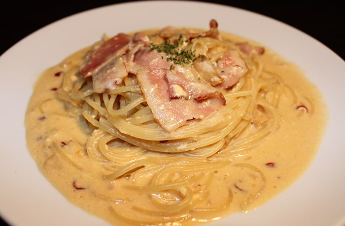 1度食べたらクセになる「たまごとベーコンのにんにくパスタ」。