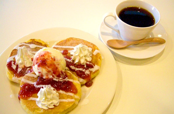 自家製のパンケーキは、4種類のシロップがあります。こちらは、ストロベリーです。