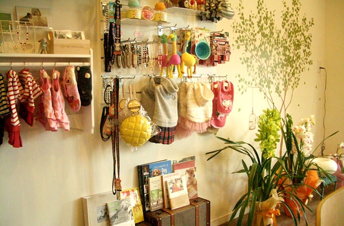 店内では、わんこのウェアなどを販売しています。