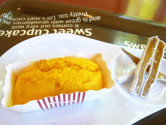 わんこ用メニュー「パンプキンカップケーキ」。わんこ用メニューには、ポテトスティックが付いています。