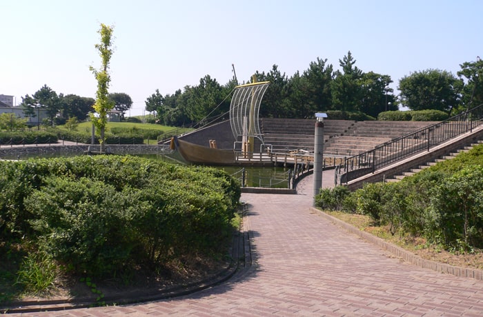 歩いて2分ほどの所に、海風が気持ち良い公園があります。