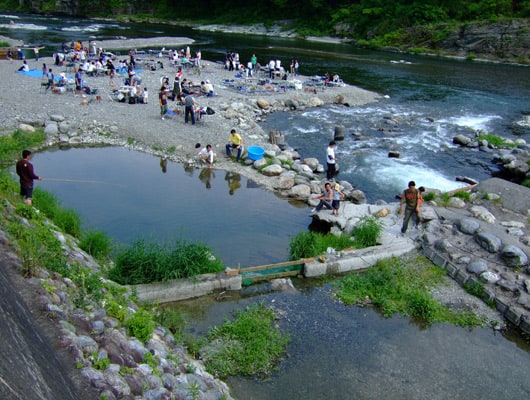 川岸でバーベキューを楽しむことができます。