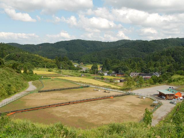 雄大な山々に囲まれたカフェ併設のドッグラン