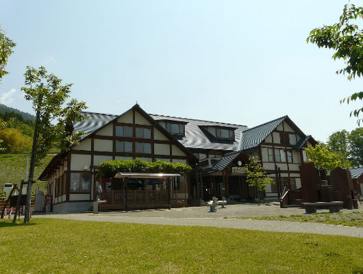 富士山を正面に、広い空の下で元気いっぱい遊べる県営公園