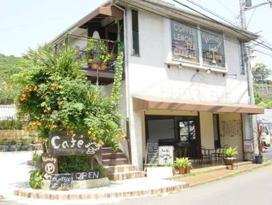 スポーツバーやライブハウス、ギャラリーなど多目的に利用できるカフェ