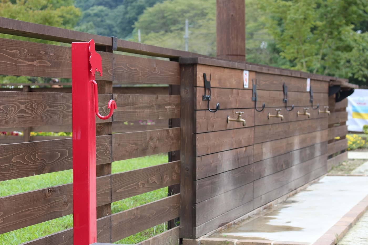 ドッグランの柵など随所に多摩産材を使用。足洗い場とリードフックもあり。