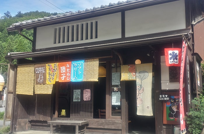 こちらも別店の「楽楽」。大人気の招き猫や天狗、牛若丸のオリジナルグッズなどを販売しています。